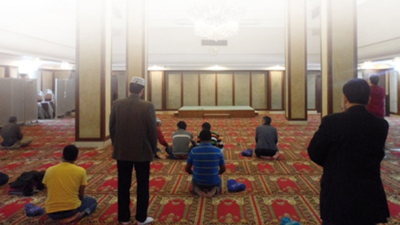 ..قد يأتي يوم نصلي فيه بأحذيتنا خوفا من سرقتها!