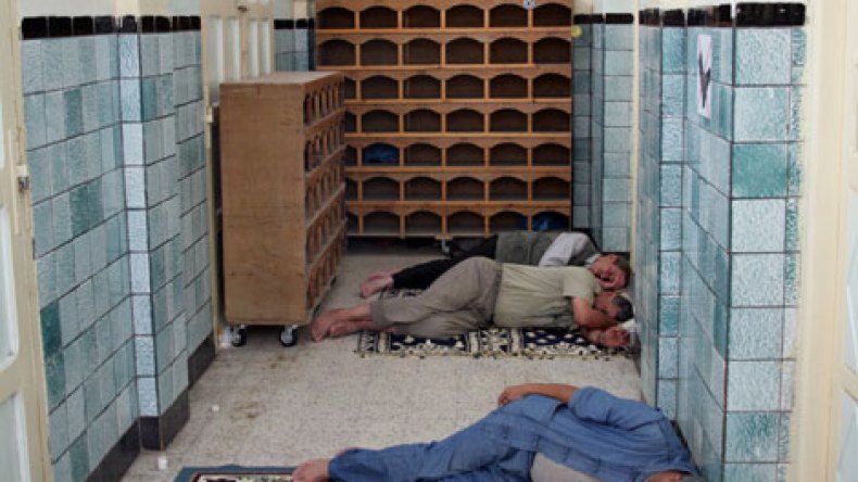 وزارة غلام الله تمنع النوم العميق داخل المساجد