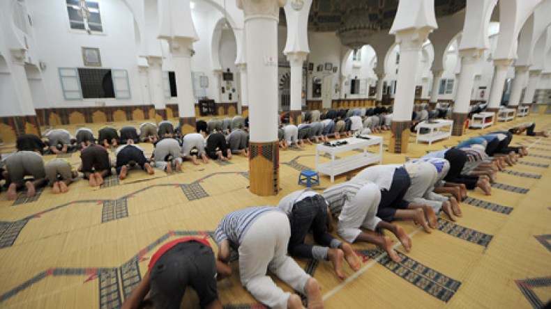 مصلون يحوِّلون الصفوف الأولى في التراويح إلى “ملكية خاصة”