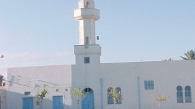 مسجد عمره قرن دون إمام في الوادي!