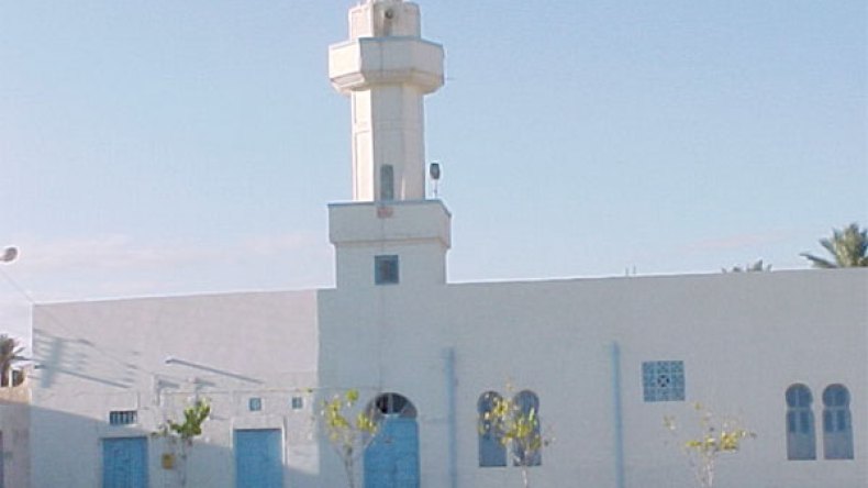 مسجد عمره قرن دون إمام في الوادي!