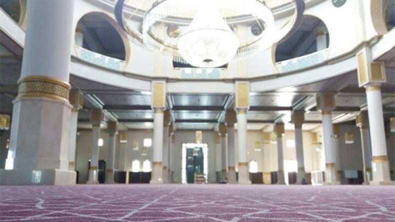 مجهولون يقتحمون مسجدا.. يضعون كفنا ويتوعّدون الإمام بالموت