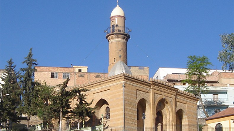 لا آذان بغير اللّغة العربية وضبط مكبّرات الصوت بدون “إزعاج”