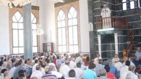 إهانة‮ ‬إمام‮ ‬على‭ ‬المنبر‮ ‬لأنه‮ ‬استلف‮ ‬لإعالة‮ ‬أبنائه