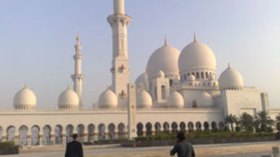 سياح أجانب زاروا مسجد أبو ظبي وأسلموا داخله