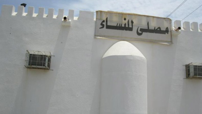 مصليات النساء تتحول إلى روضات أطفال خلال التراويح