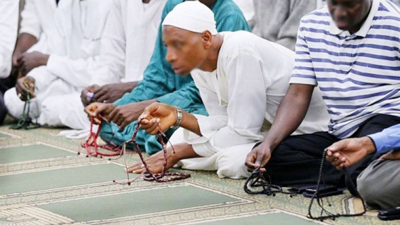 مصلون يحجزون الصفوف الأولى بالأحذية والمفاتيح!