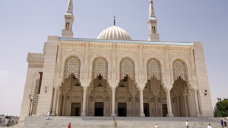 15 ألف توقيع تعيد إمام جامع الأمير عبد القادر إلى منصبه