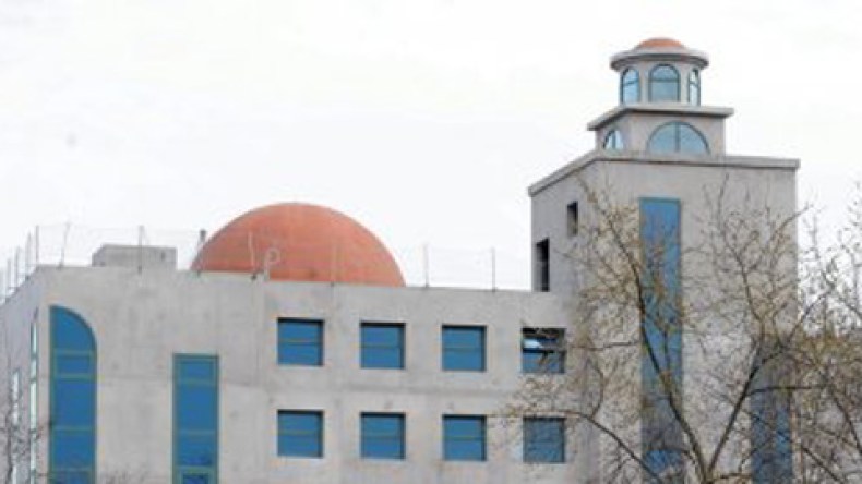 تونسي يتهجم على إمام جزائري ويحرق نفسه في مسجد تولوز