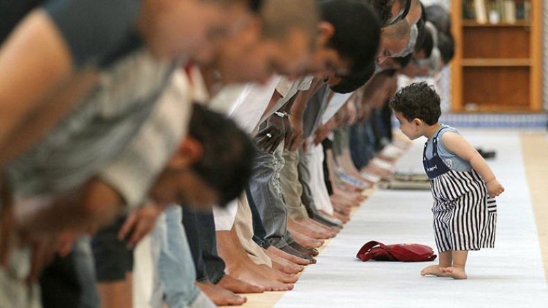 اخفضوا صوت القرآن والأذان!