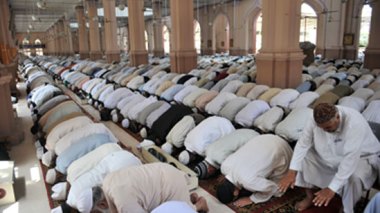 Une commission mixte présente un rapport à Ahmed Ouyahia :  Débarrasser les mosquées des opportunistes et punir les imams qui se rebellent