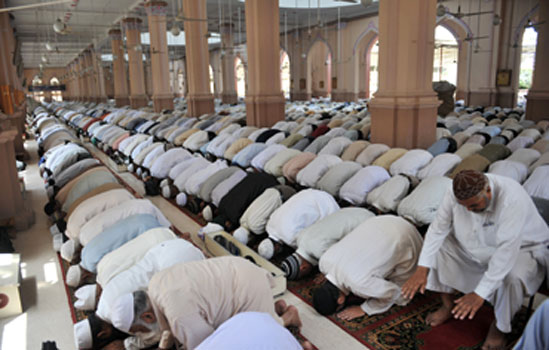 Une commission mixte présente un rapport à Ahmed Ouyahia :  Débarrasser les mosquées des opportunistes et punir les imams qui se rebellent