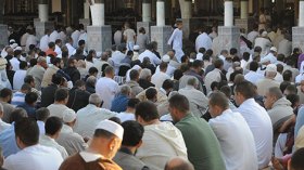 الأئمة يدعون إلى تخصيص زكاة الفطر لغزة