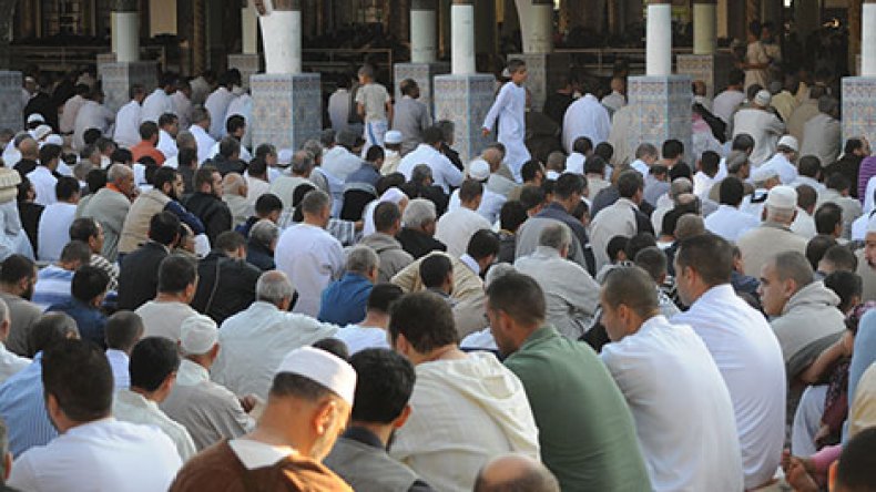 الأئمة يدعون إلى تخصيص زكاة الفطر لغزة