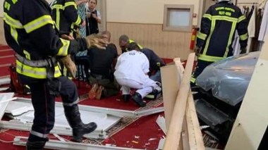 France: un homme fonce en voiture sur une mosquée