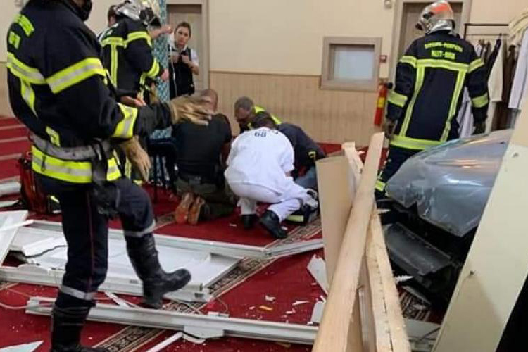 France: un homme fonce en voiture sur une mosquée