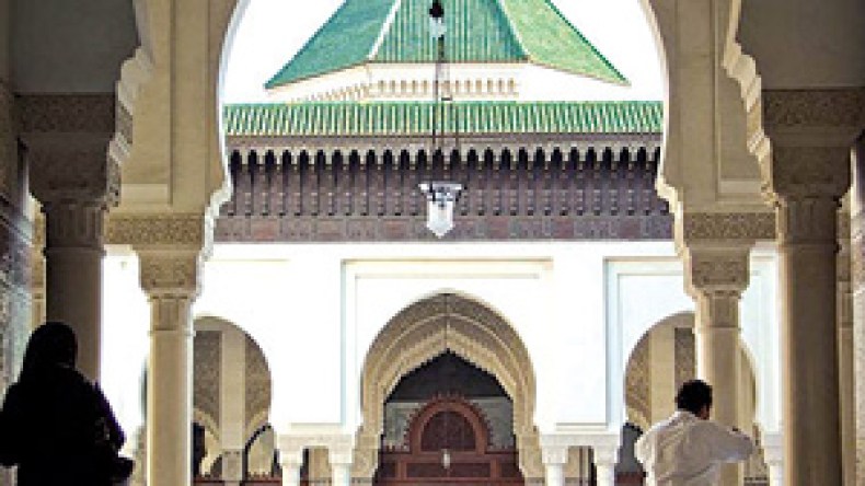 فرنسا  استنجدت  بالأئمة  الجزائريين  لإخماد  احتجاجات  شباب  الضواحي