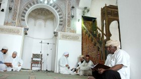 سلاسل حديدية.. أعوان حراسة وكاميرات لتأمين بيوت الله