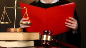 دعوات لإعادة التفكير في مسألة توفير محامي لكل القضايا