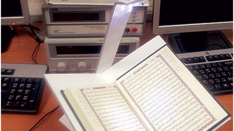 طالب سعودي يبتكر حاملاً ذكياً للمصحف الشريف