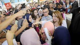 مستغانمي تستقبل بالورود والعناق.. وتحدث طوارئ في معرض الكتاب