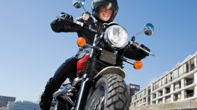 بلا حياء..مراهقات يتأبطن رجالا على “الفياسبا والياماها”