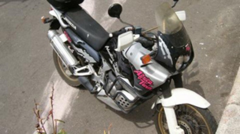 عشرات الجرحى في اشتباكات دامية بالخناجر والسيوف بسبب دراجة بالشفة