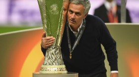 بِالصور.. “الدبّور” مورينيو يتذوّق عسل لقب الدوري الأوروبي