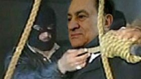 مبارك يرفض تناول الطعام خوفا من السم وكابوس صدام حسين يطارده كل يوم
