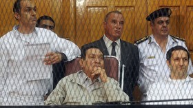 محاكمة مبارك ووزير داخليته ونجليه في قضايا قتل وفساد