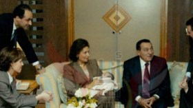 صورة حصرية لعائلتي مبارك والأسد على “آسف يا ريّس”