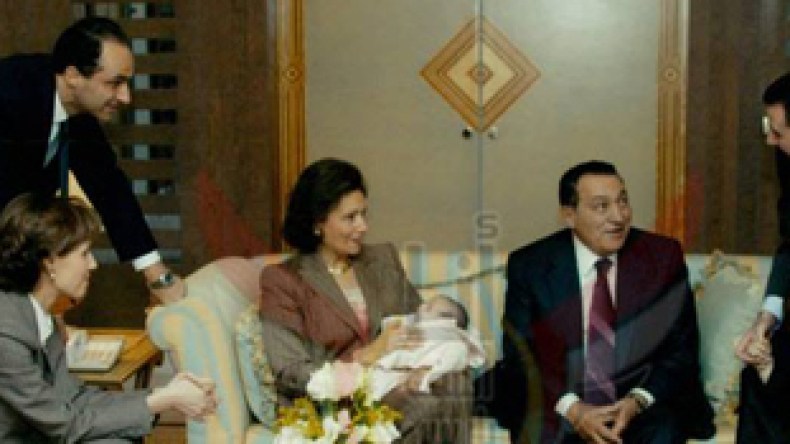 صورة حصرية لعائلتي مبارك والأسد على “آسف يا ريّس”