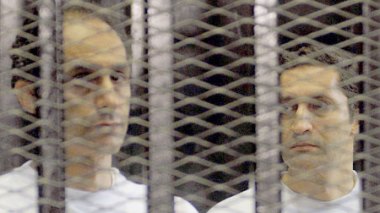 Morsi élargit ses pouvoirs, le clan de Moubarak frissonne