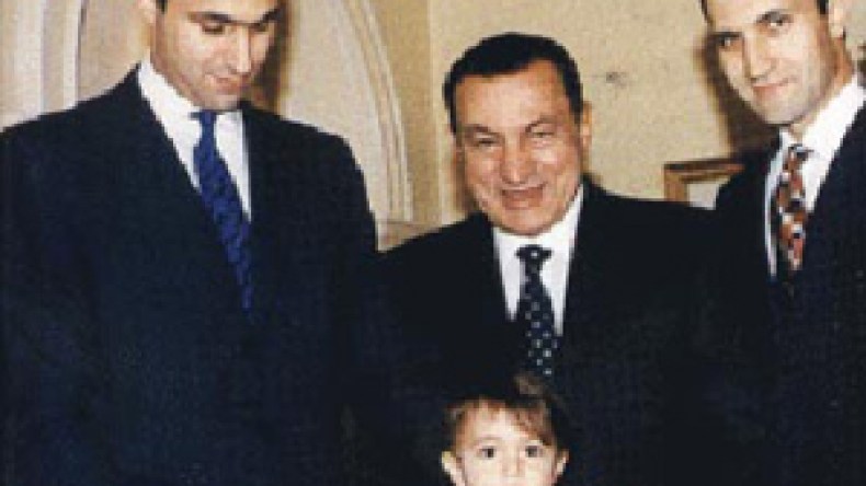 “الثورة”و”25 يناير”تطيحان بـ”حسني مبارك” بمحطة المترو