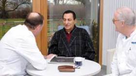 مبارك مهدد بالموت بسبب رفضه العلاج