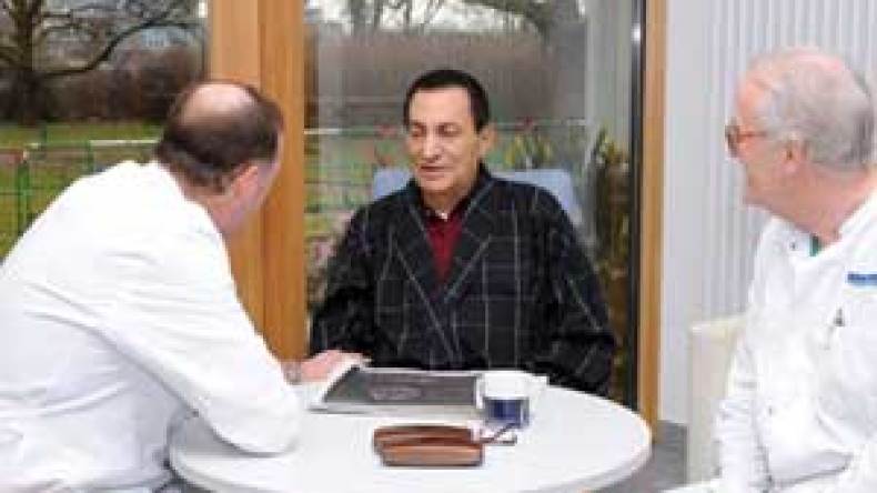 مبارك مهدد بالموت بسبب رفضه العلاج