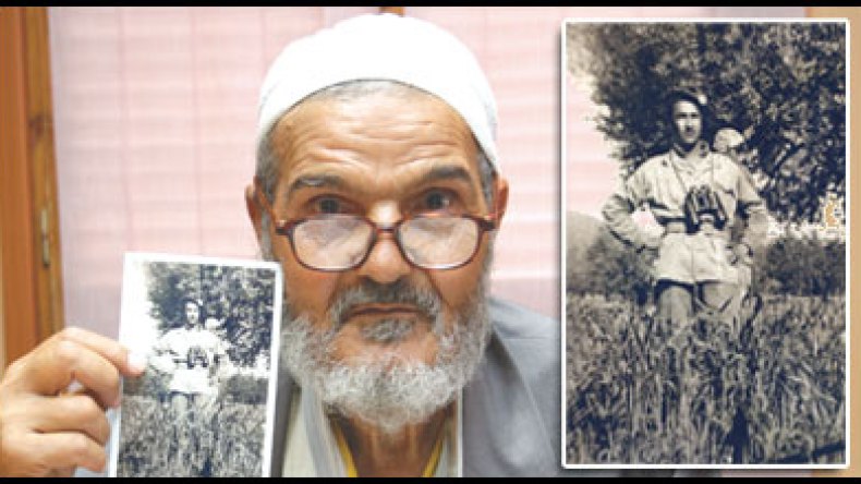 مجاهد يجوب ارجاء الوطن بصور رفيقه الشهيد بحثا عن عائلته