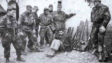 عندما رقصت باريس على وهم مجد كاذب