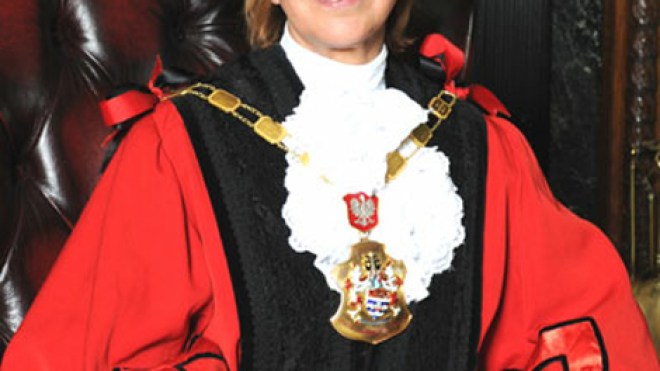 جزائرية من بين الشخصيات التي ستكرمها الملكة اليزابيث