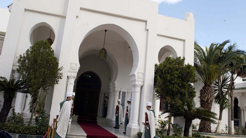 “مشروع الدستور صيغ بالفرنسية وعلى الرئاسة تدارك الخطأ”