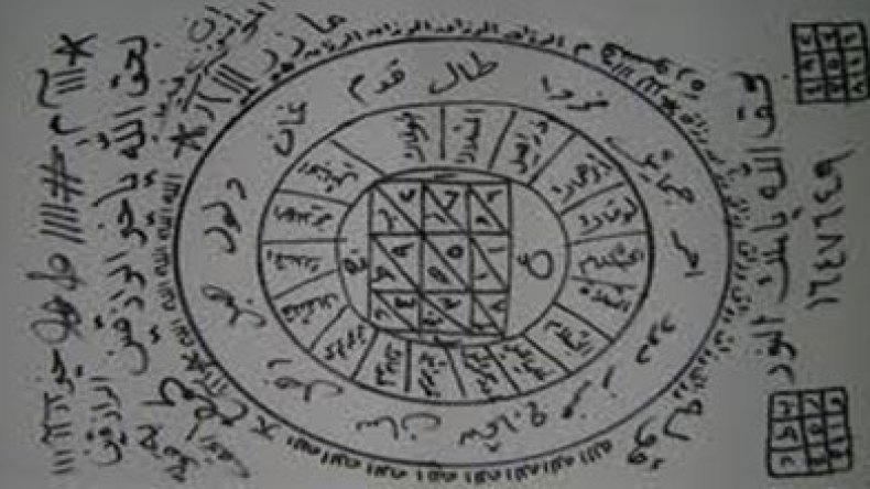 ساحر يزوج العوانس بالبندير وتراب القبور ورأس الهدهد