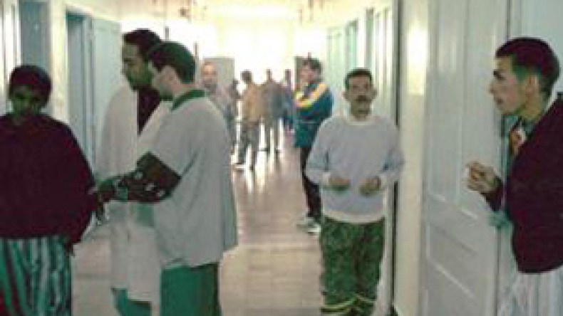 يختطفون والدهم ويزجّون به بمستشفى الأمراض العقلية لمنعه من إعادة الزواج