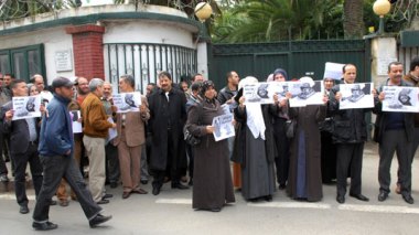 Alger : Echorouk a organisé un sit-in de solidarité avec le peuple libyen  en présence de personnalités de la presse, d’intellectuels et des politiques