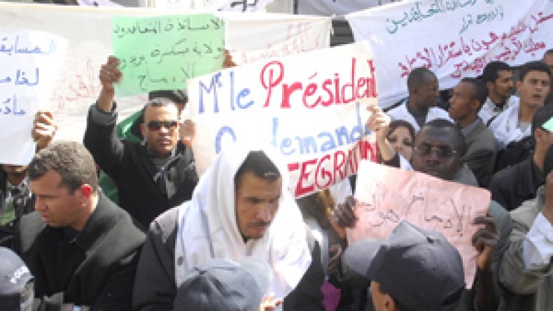 15 جريحا في مشادات بين الأمن والمتعاقدين أمام الرئاسة