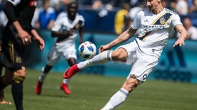 وكيل إبراهيموفيتش يوضح حقيقة مفاوضات ميلان لضمه