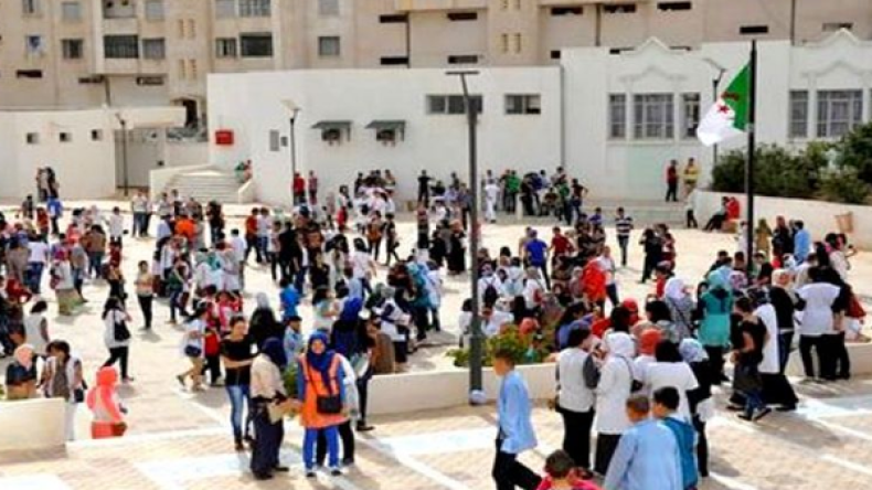 والدة تلميذ تصفع مديرا أمام الملإ في باتنة