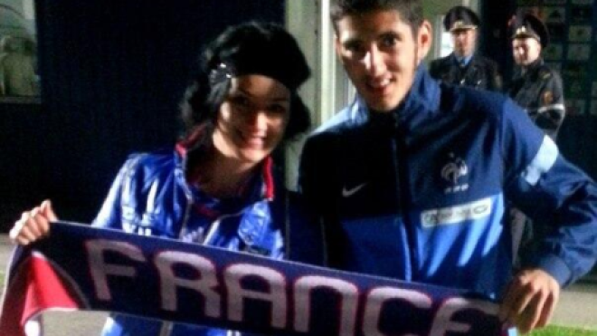 بن زية يتسلّى مع فتيات فرنسا ويدير ظهره لـ “الخضر”!؟