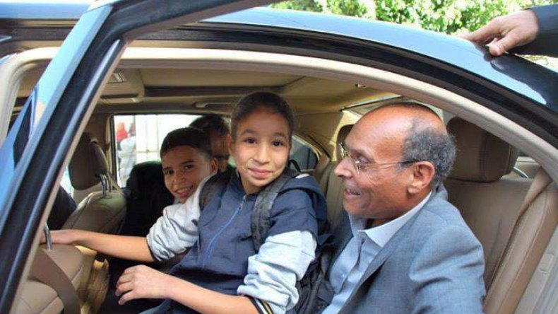 المرزوقي “المتواضع” يستجيب لطلب طفلة استوقفت موكبه