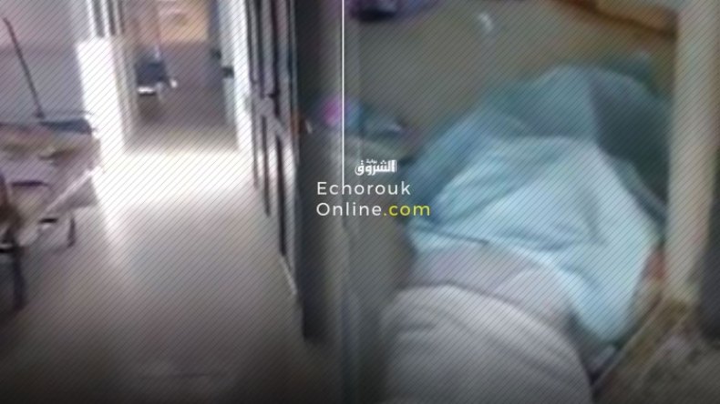 موجة غضب بسبب فيديو لجثة متوف بكورونا وسط الأوساخ