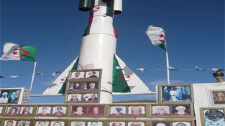 عائلة‭ ‬بالمسيلة‭ ‬تقيم‭ ‬معلما‭ ‬من‭ ‬المعدن‭ ‬بهيئة‭ ‬صاروخ‮ ‬تكريما‭ ‬للشهداء